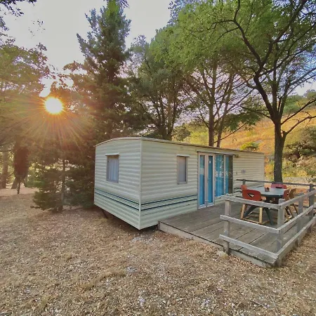 Camping Caramany, Lac A Proximite - Cabanes Perchees - Mobil-Homes - Emplacements Nus Pour Camping-Cars, Tentes, Caravanes Exterior photo