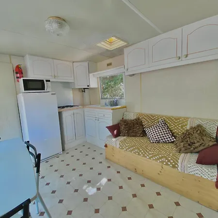 Camping Caramany, Lac A Proximite - Cabanes Perchees - Mobil-Homes - Emplacements Nus Pour Camping-Cars, Tentes, Caravanes Room photo