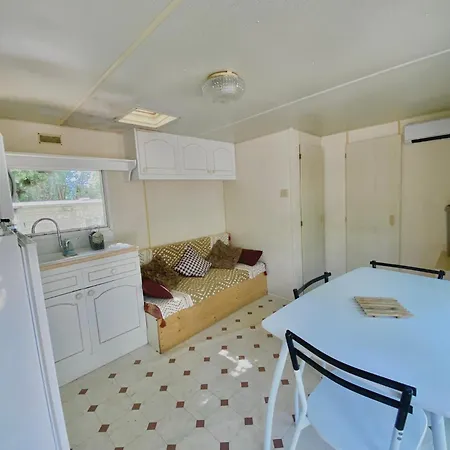 Camping Caramany, Lac A Proximite - Cabanes Perchees - Mobil-Homes - Emplacements Nus Pour Camping-Cars, Tentes, Caravanes Room photo