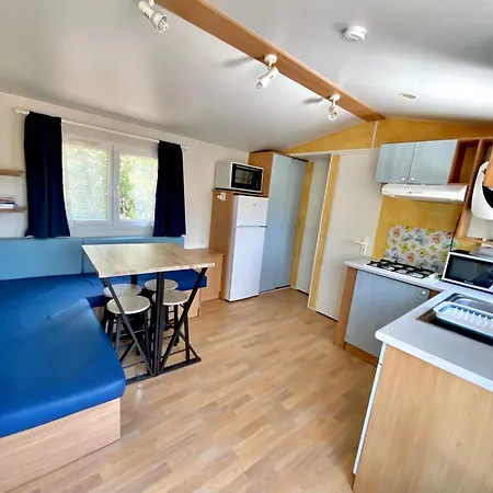 Camping Caramany, Lac A Proximite - Cabanes Perchees - Mobil-Homes - Emplacements Nus Pour Camping-Cars, Tentes, Caravanes Room photo