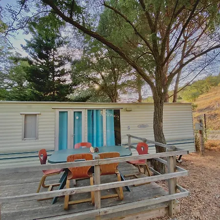 Camping Caramany, Lac A Proximite - Cabanes Perchees - Mobil-Homes - Emplacements Nus Pour Camping-Cars, Tentes, Caravanes Room photo
