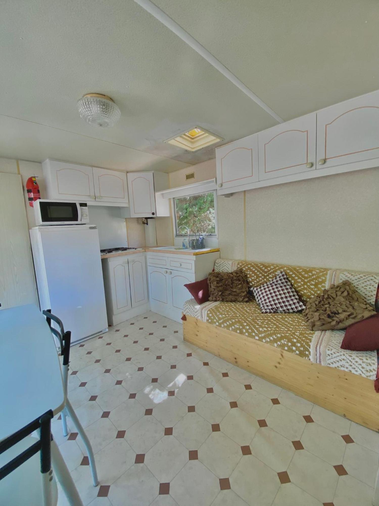 Caramany, A Proximite - Perchees - Mobil-homes - Emplacements Nus Pour Camping-cars, Tentes, Caravanes Camping *